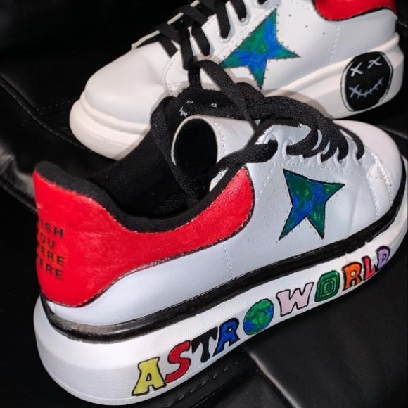 Travis Scott shoes - Picture 2 of 3